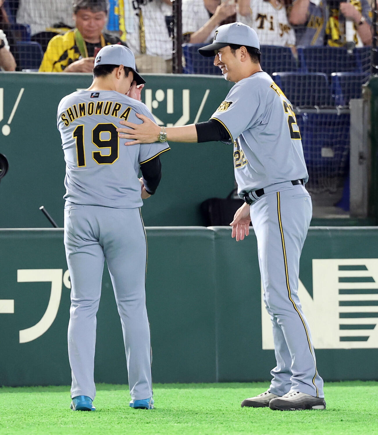 巨人対阪神　プロ初勝利の阪神下村海翔（左）は、藤川球児監督から笑顔で称えられる（撮影・浅見桂子）