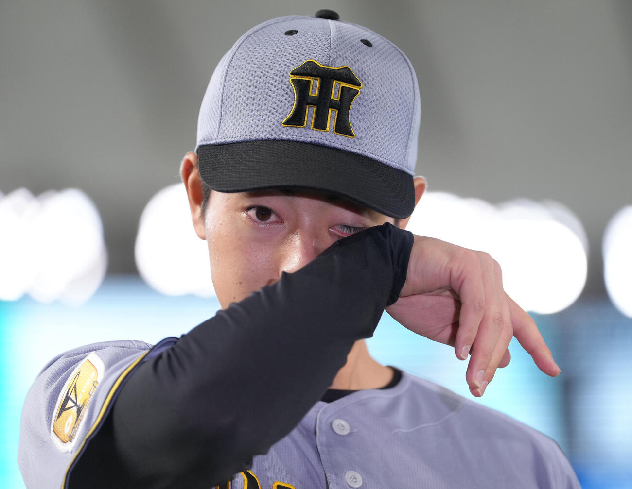 巨人対阪神　プロ初勝利の阪神下村海翔はヒーローインタビューで涙（撮影・足立雅史）
