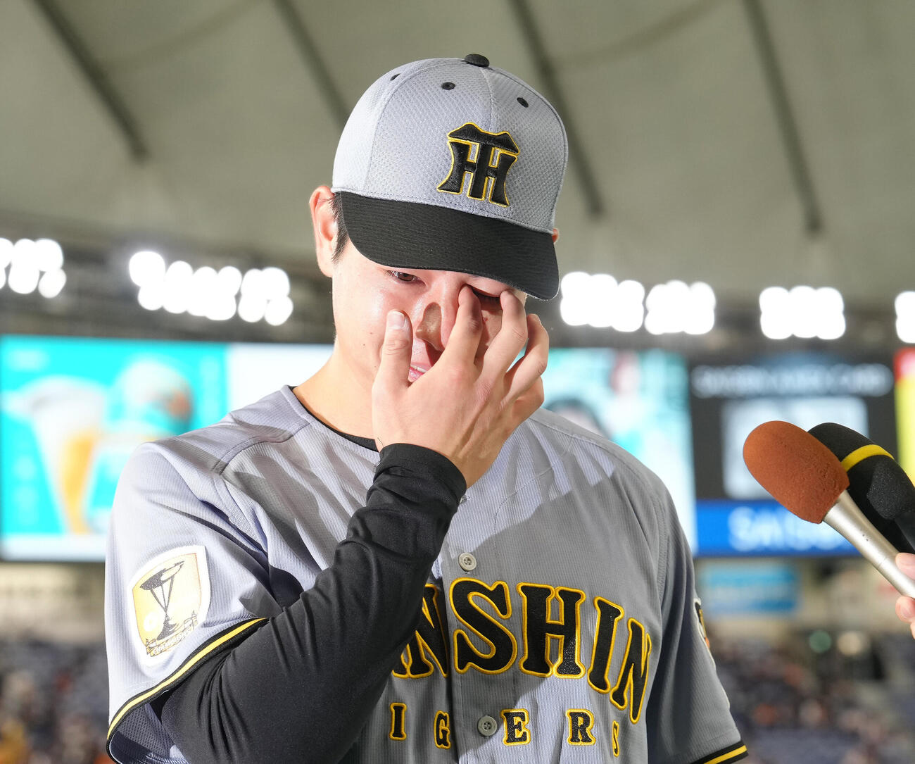 巨人対阪神　プロ初勝利の阪神下村海翔はヒーローインタビューで涙（撮影・足立雅史）