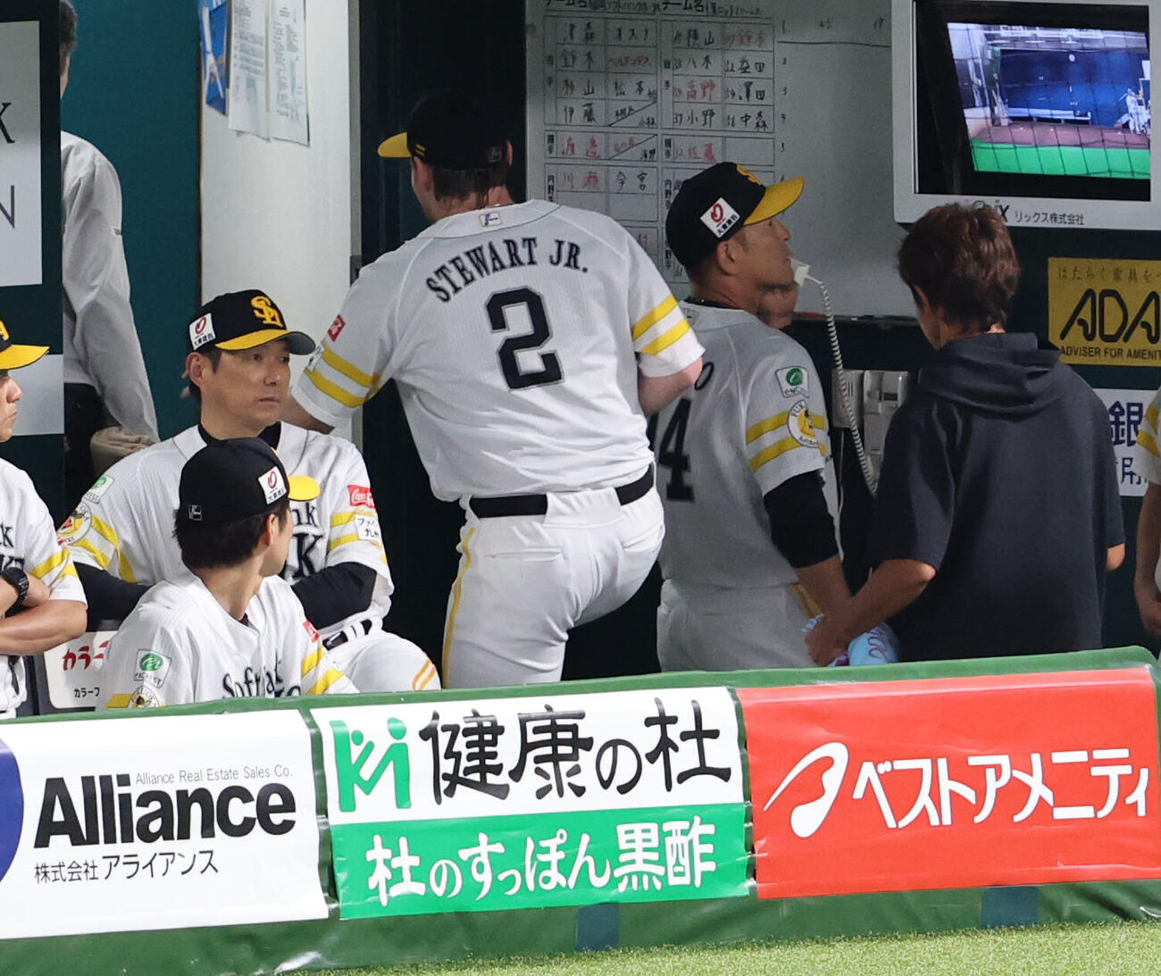 ソフトバンク対ロッテ　2回途中、違和感を訴え、治療のためベンチ裏に行くカーター・スチュワート。左は小久保裕紀監督（撮影・梅根麻紀）