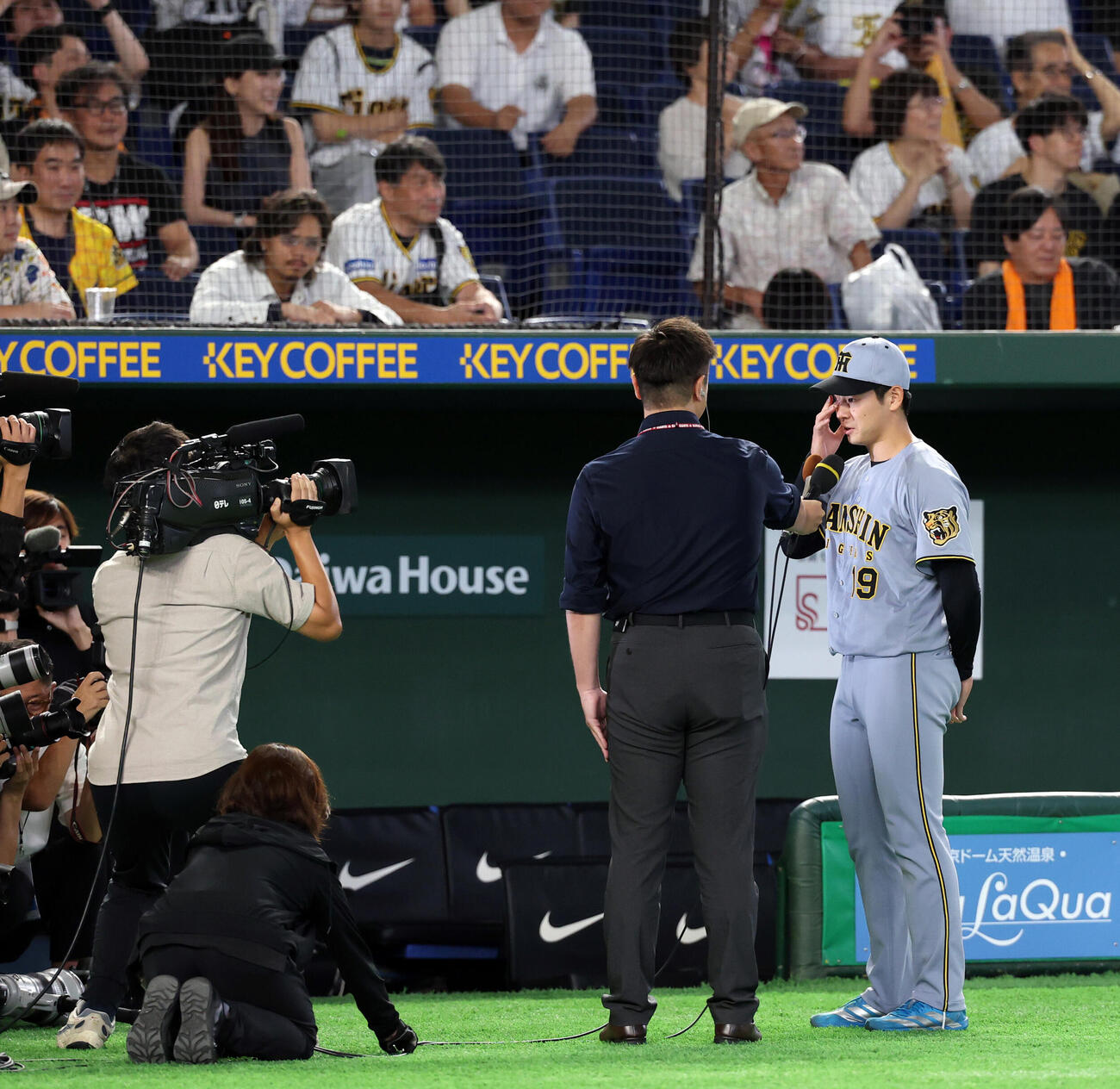 巨人対阪神　プロ初勝利の阪神下村海翔はインタビューで涙を見せる（撮影・浅見桂子）