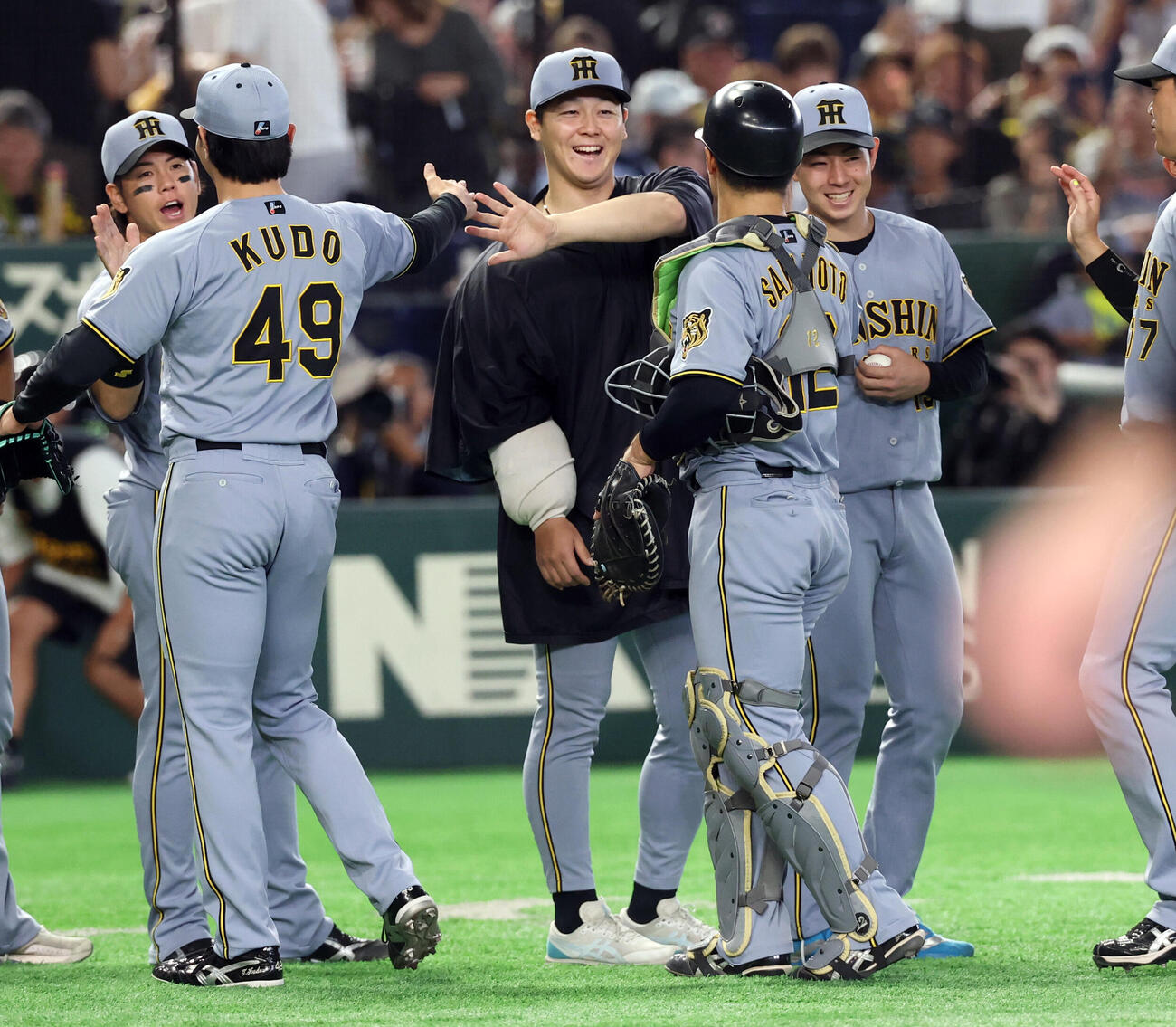 巨人対阪神　プロ初勝利の阪神下村海翔（右）は工藤泰成（左）からウイニングボールを受け取り笑顔（撮影・浅見桂子）