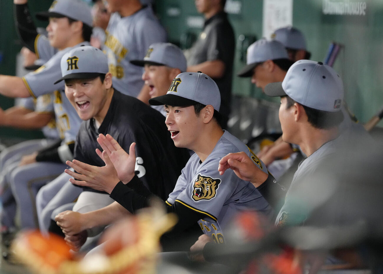 巨人対阪神　プロ初勝利を挙げ、笑顔を見せる阪神下村海翔（中央）（撮影・足立雅史）