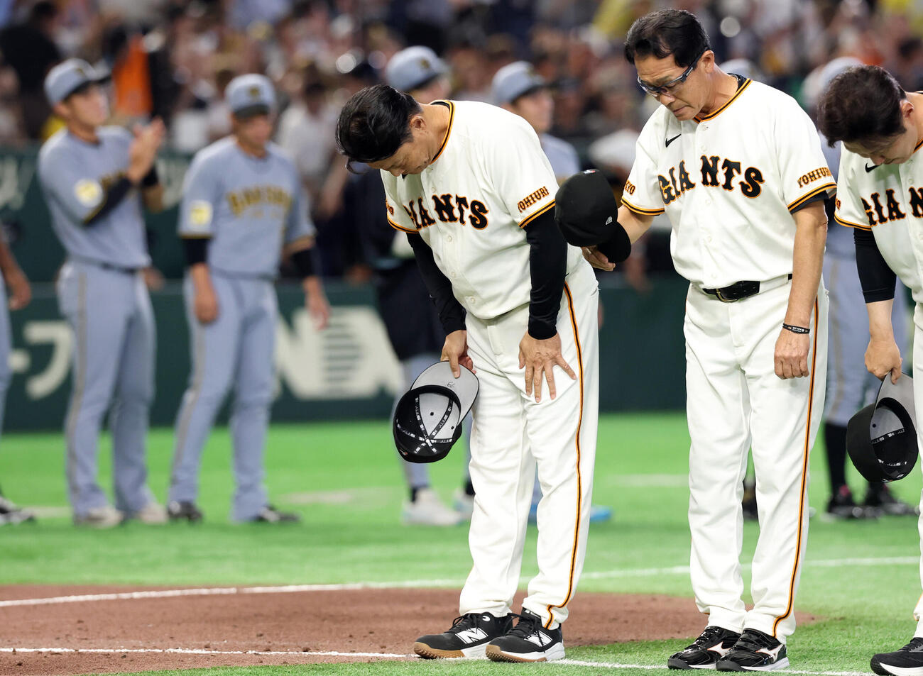 巨人対阪神　阪神に3連敗し、一礼する巨人橋上秀樹監督代行ら（撮影・浅見桂子）