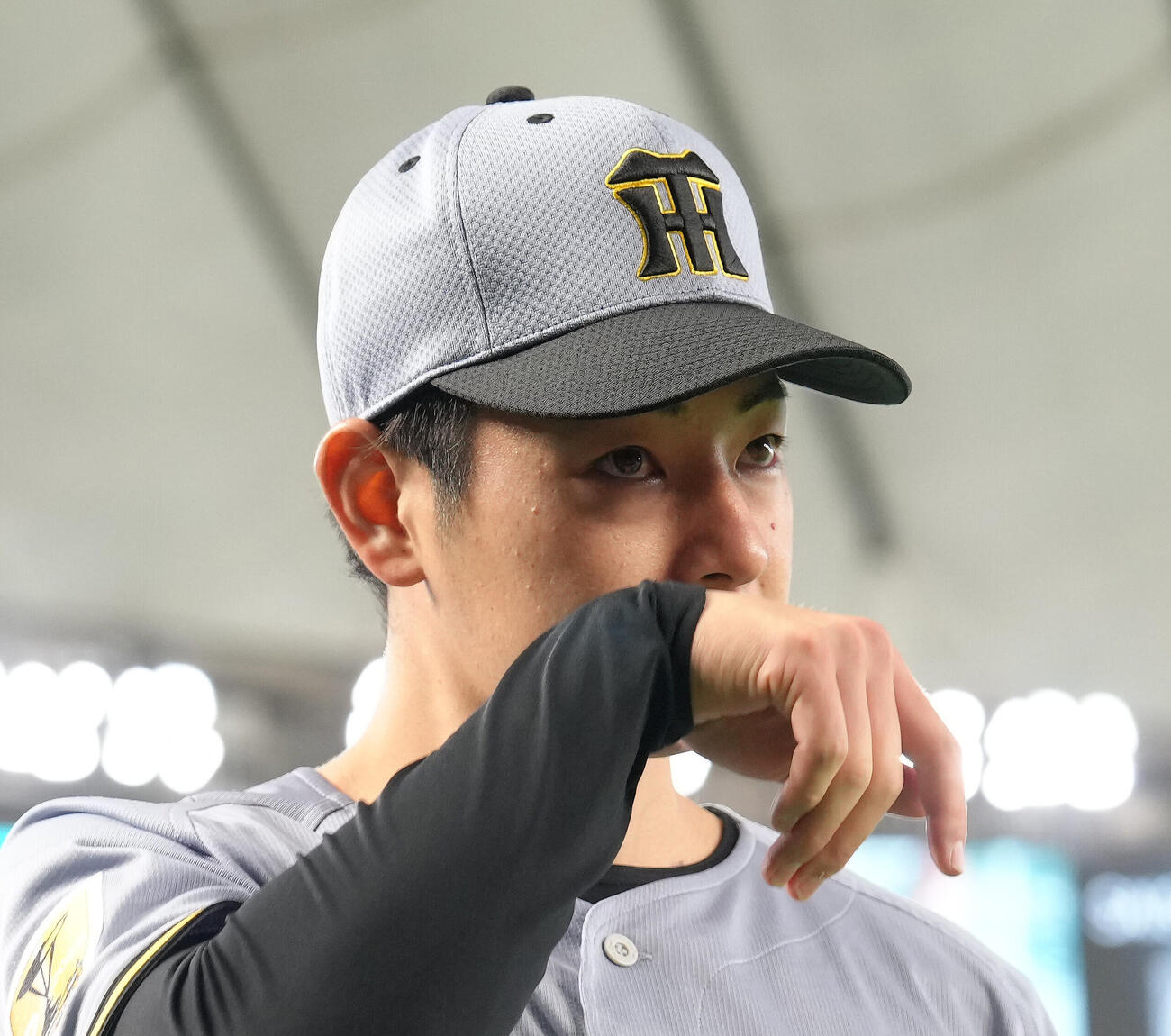 巨人対阪神　プロ初勝利の阪神下村海翔はヒーローインタビューで涙（撮影・足立雅史）