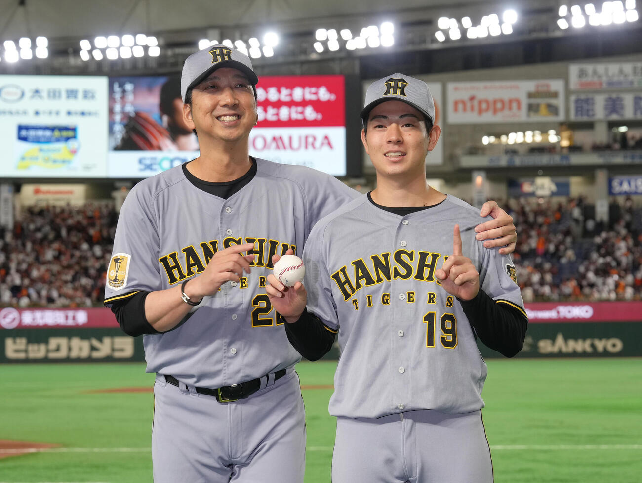 巨人対阪神　プロ初勝利の阪神下村海翔（右）は藤川球児監督と笑顔で記念撮影（撮影・足立雅史）
