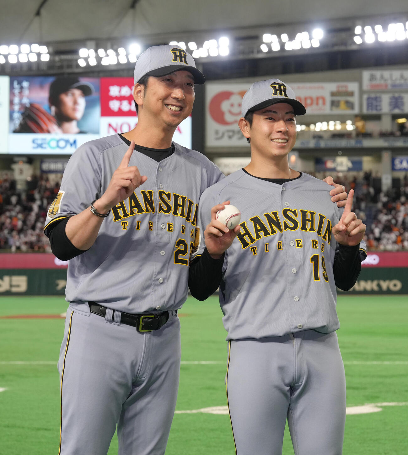 巨人対阪神　プロ初勝利の阪神下村海翔（右）は藤川球児監督と笑顔で記念撮影（撮影・足立雅史）