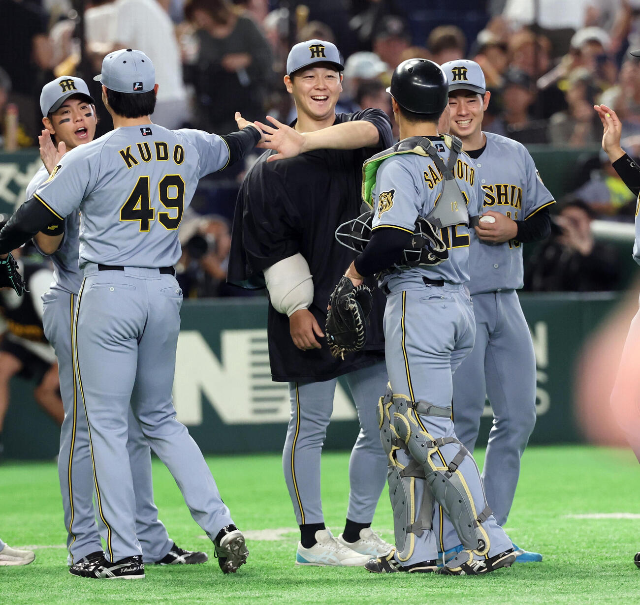 巨人対阪神　プロ初勝利の阪神下村海翔（右）は工藤泰成（左）からウイニングボールを受け取り笑顔（撮影・浅見桂子）