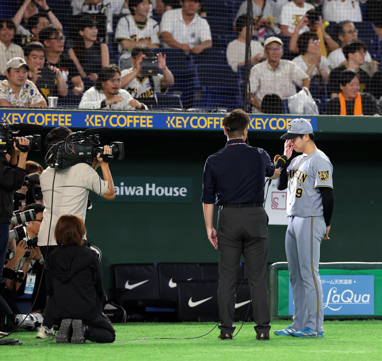 巨人対阪神　プロ初勝利の阪神下村海翔はインタビューで涙を見せる（撮影・浅見桂子）