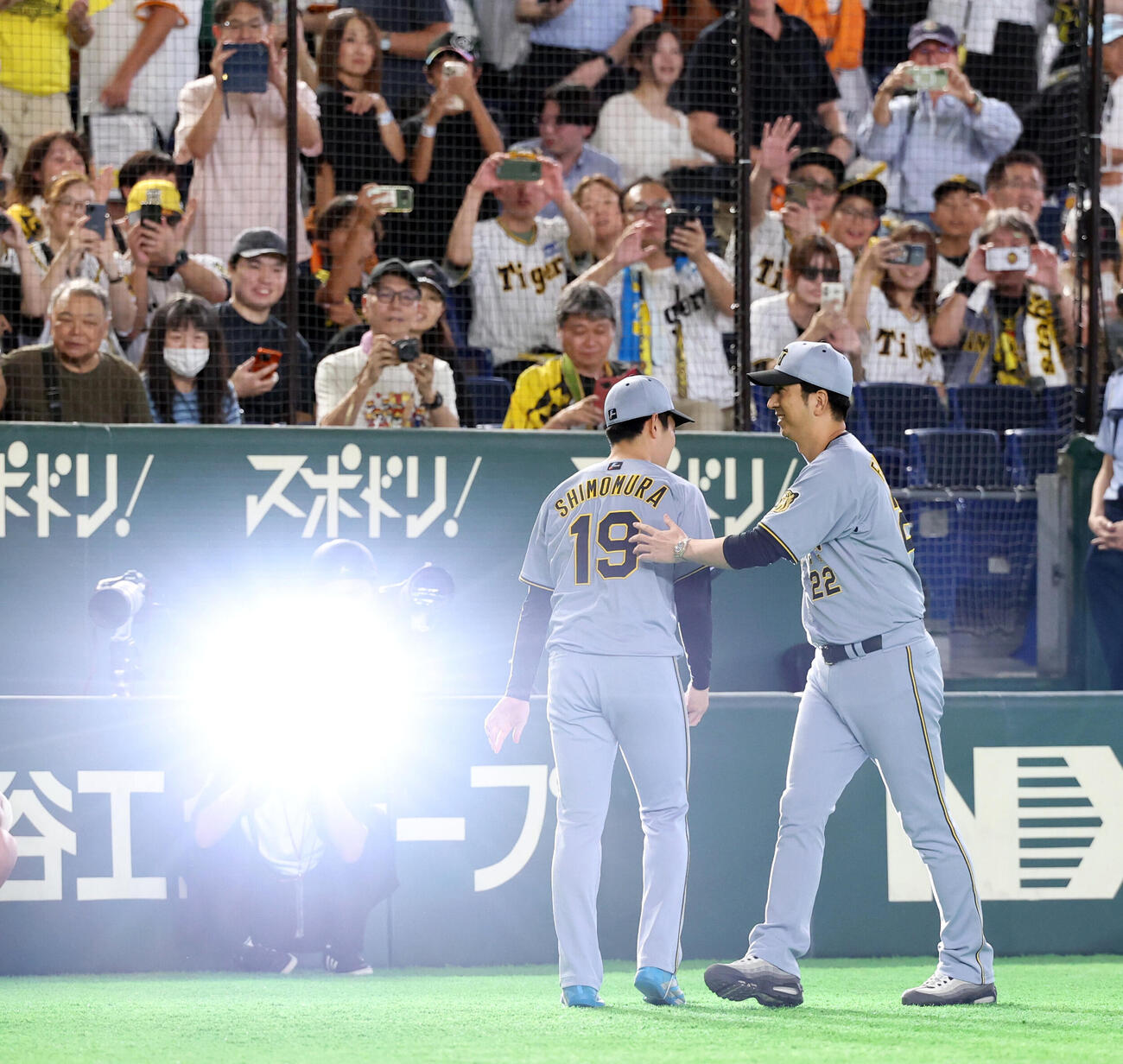 巨人対阪神　プロ初勝利の阪神下村海翔（左）は、藤川球児監督から笑顔で称えられる（撮影・浅見桂子）
