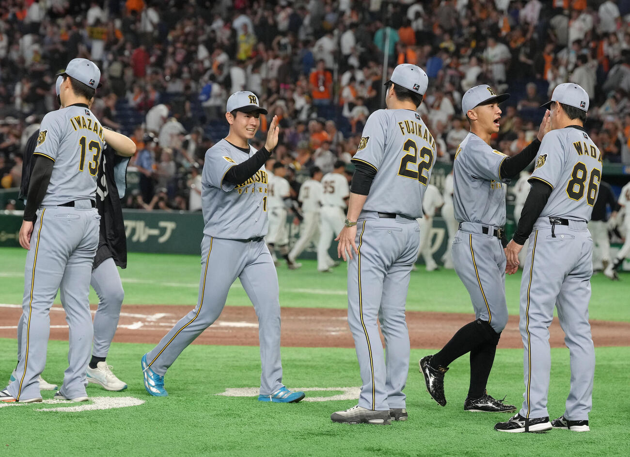 巨人対阪神　プロ初勝利を挙げた阪神下村海翔（中央左）は藤川球児監督（同右）とタッチを交わす（撮影・足立雅史）