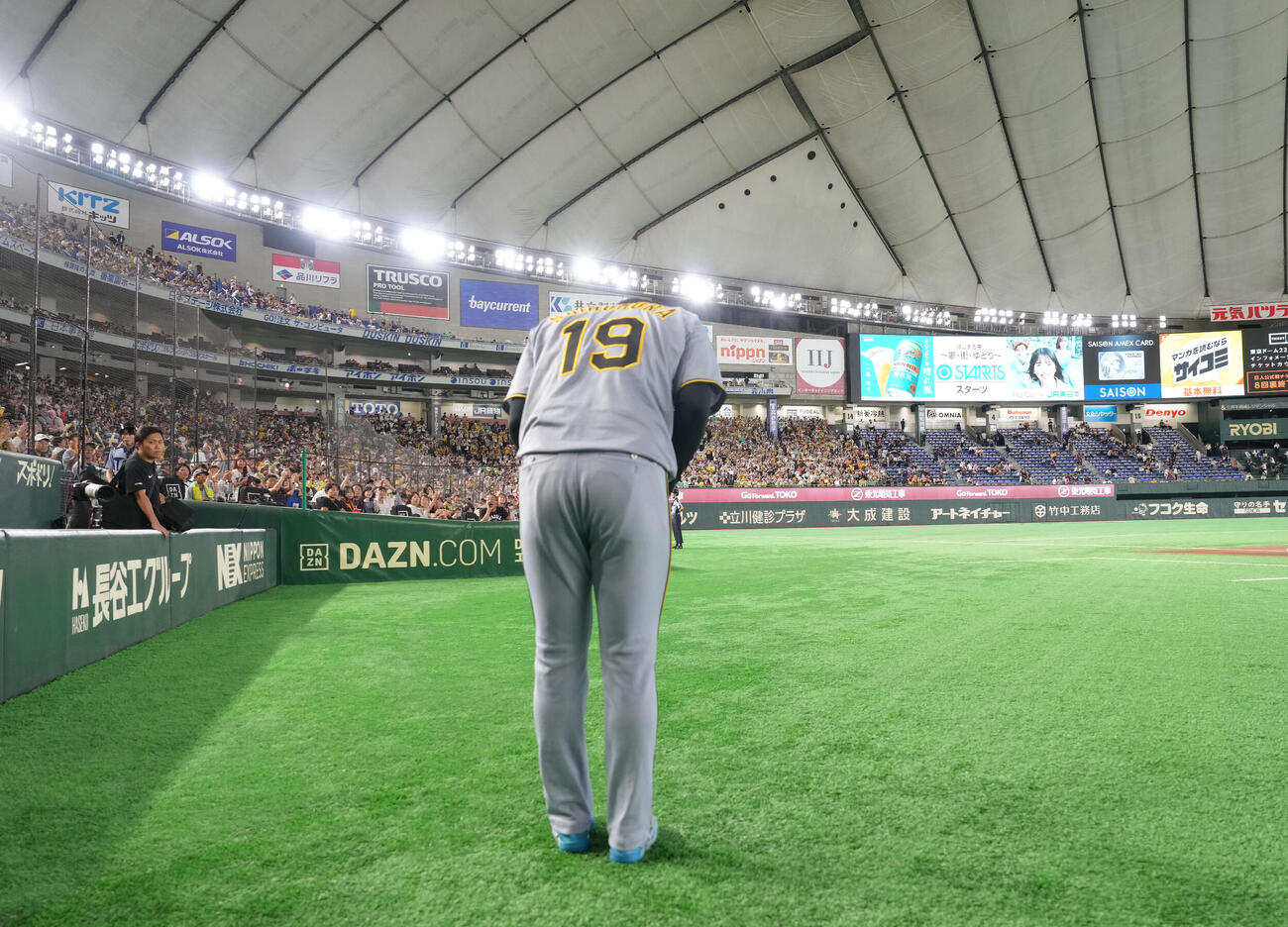 巨人対阪神　プロ初勝利の阪神下村海翔はスタンドの声援にお辞儀する（撮影・足立雅史）