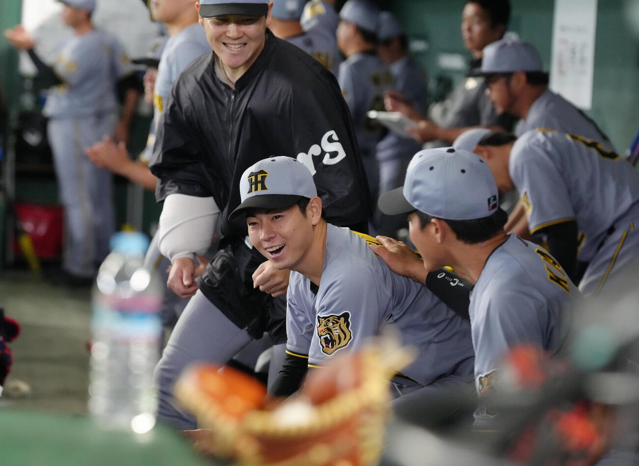 巨人対阪神　プロ初勝利を挙げ、チームメートの祝福に笑顔を見せる阪神下村海翔（中央）（撮影・足立雅史）