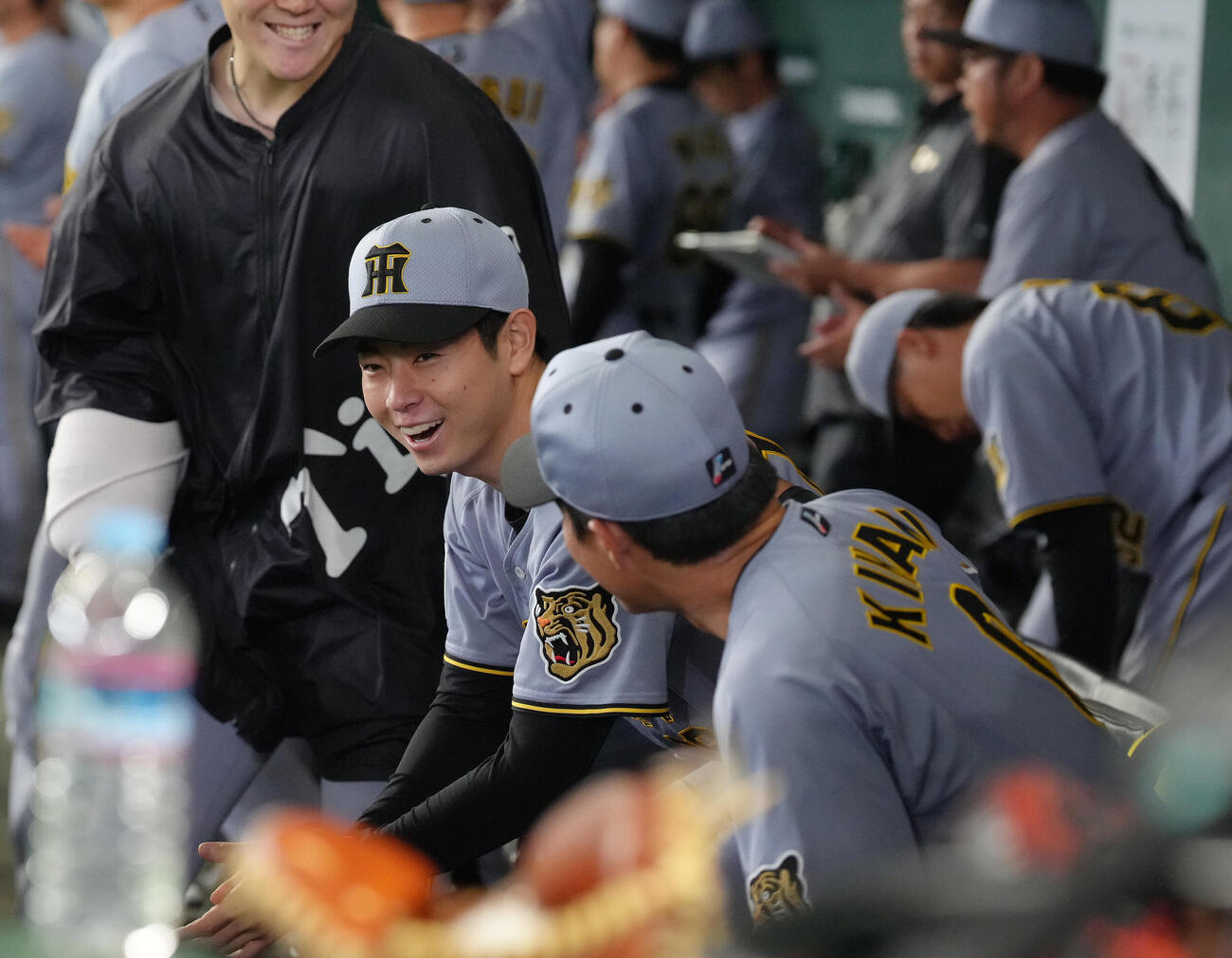 巨人対阪神　プロ初勝利を挙げ、チームメートの祝福に笑顔を見せる阪神下村海翔（中央）（撮影・足立雅史）