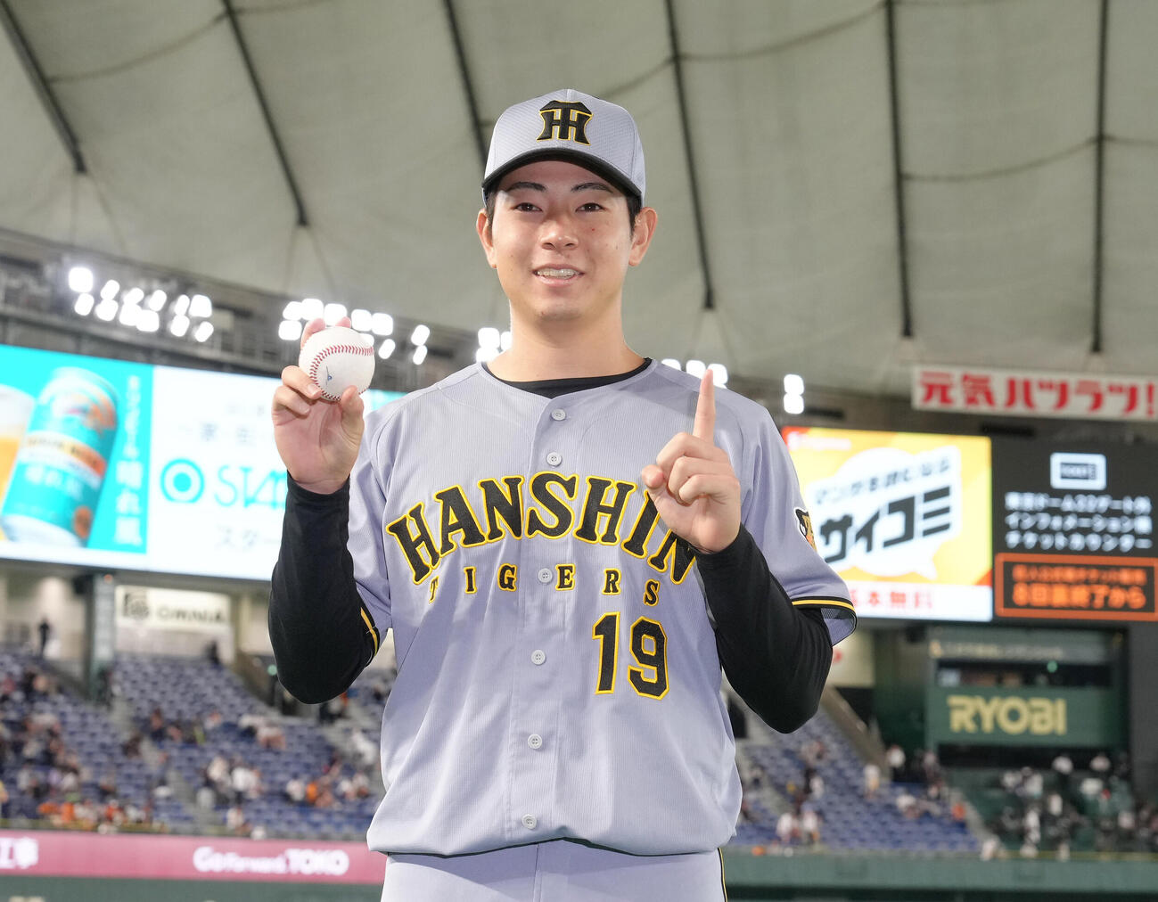 巨人対阪神　プロ初勝利の阪神下村海翔は記念球を手に笑顔（撮影・足立雅史）