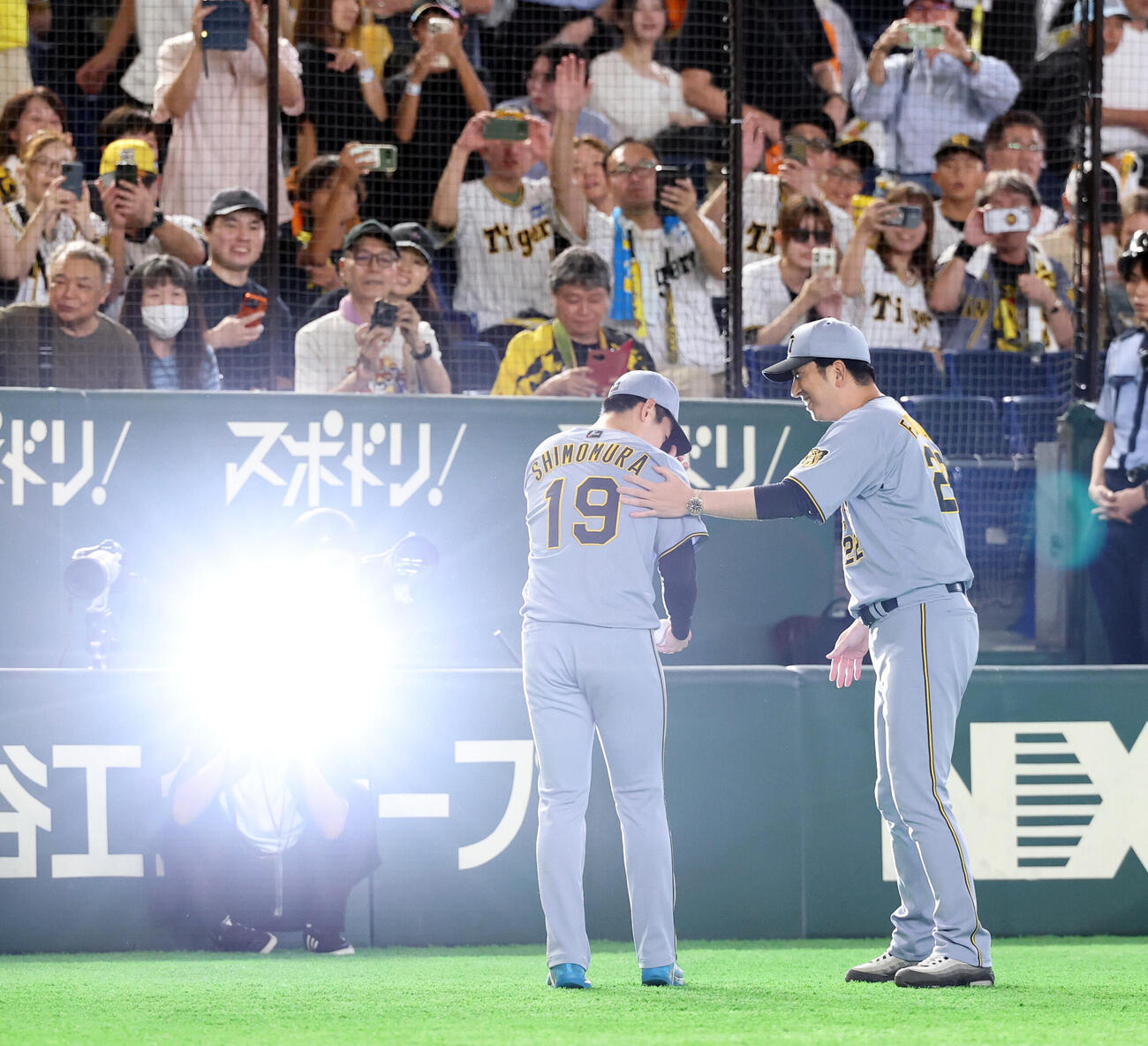 巨人対阪神　プロ初勝利の阪神下村海翔（左）は、藤川球児監督から笑顔で称えられる（撮影・浅見桂子）