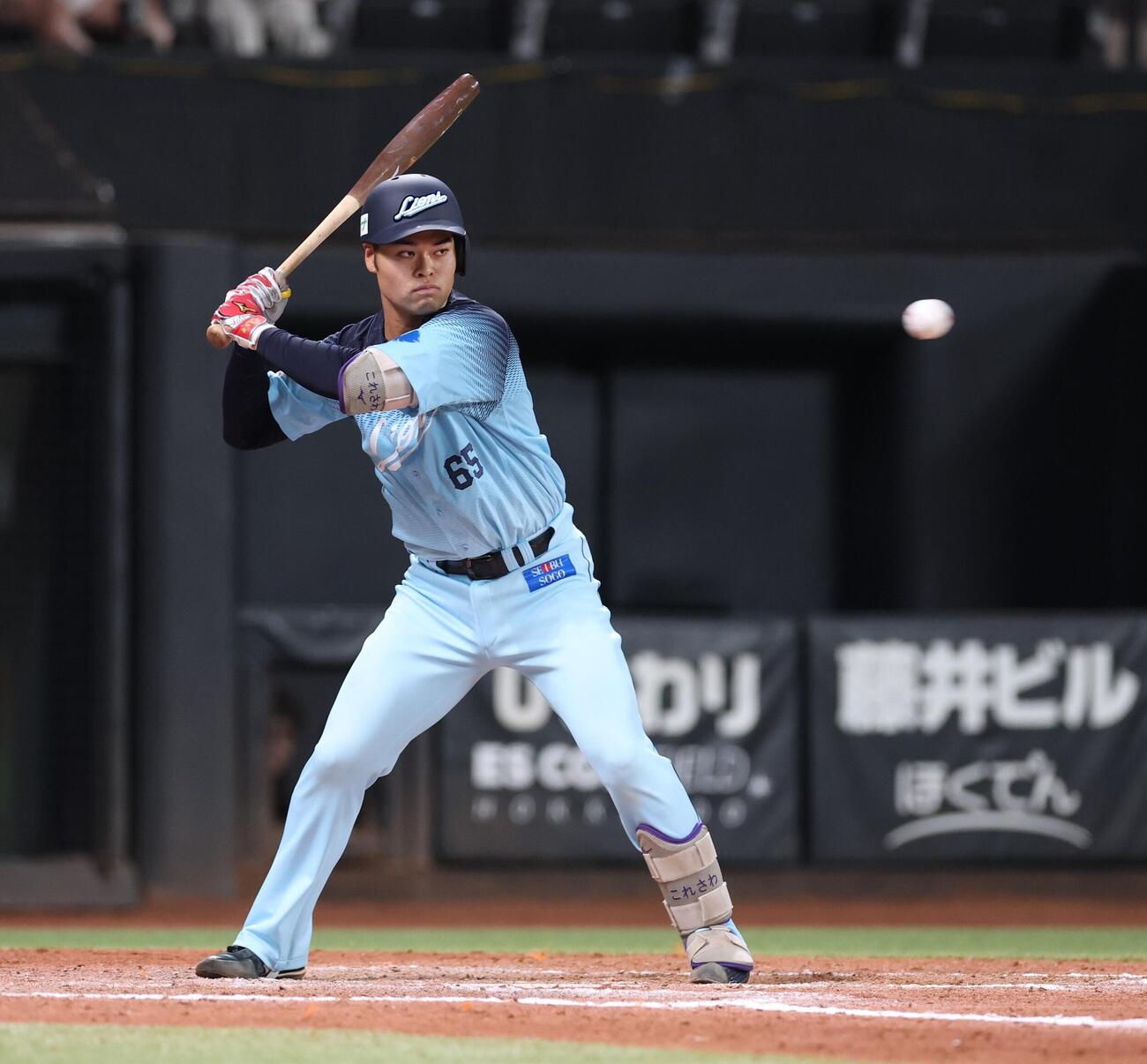 日本ハム対西武　9回表西武2死、四球を選ぶ是沢涼輔（撮影・黒川智章）