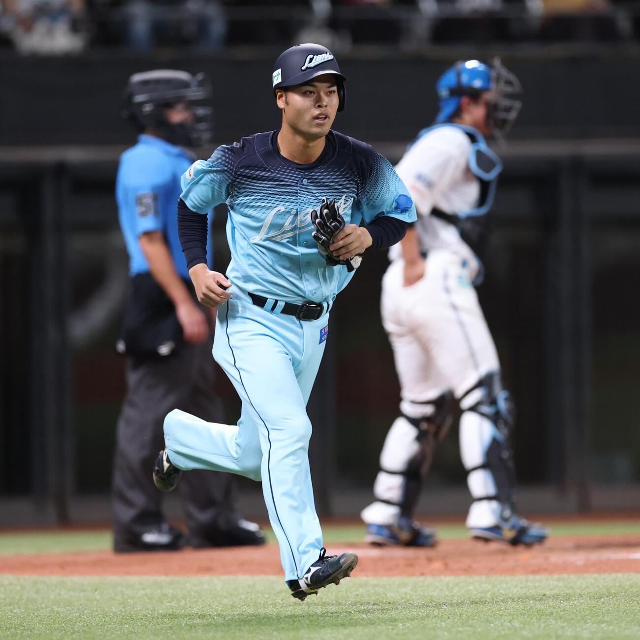 日本ハム対西武　9回表西武2死、四球を選ぶ是沢涼輔（撮影・黒川智章）
