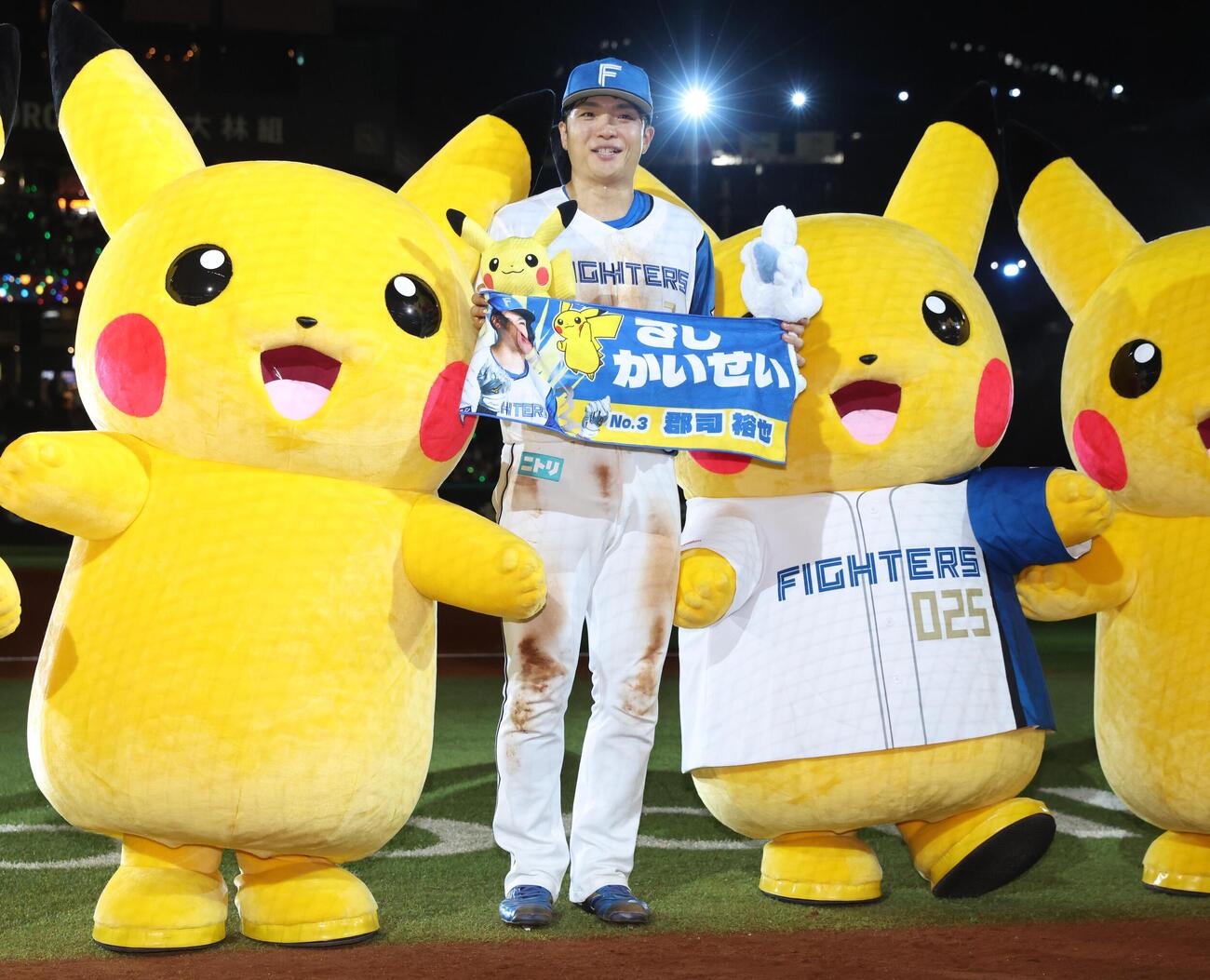 日本ハム対西武　試合後、ピカチュウに囲まれ笑顔の郡司裕也（撮影・黒川智章）