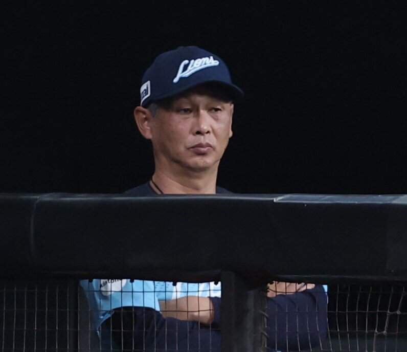 日本ハム対西武　試合を見つめる西口文也監督（撮影・黒川智章）