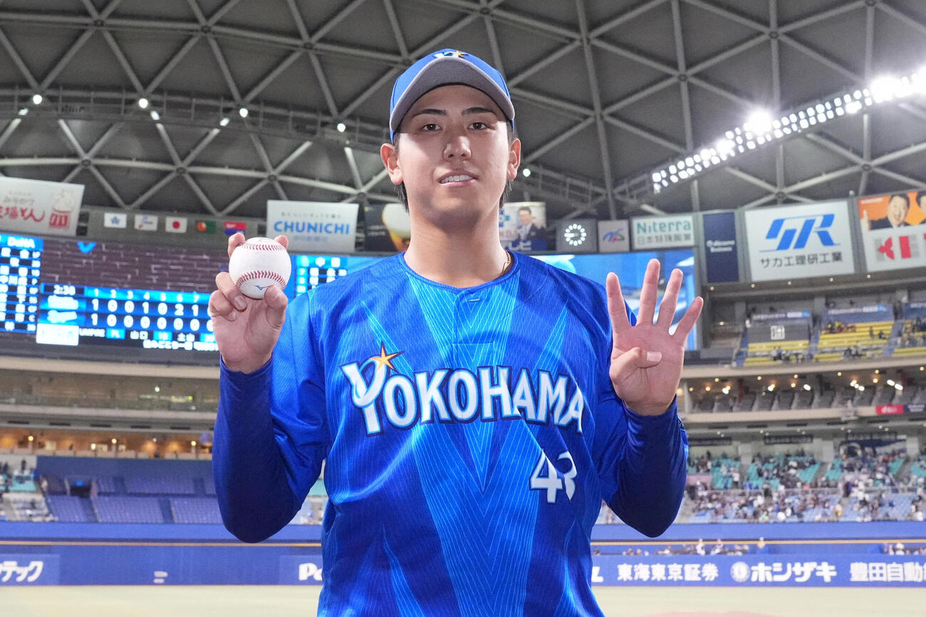 中日対DeNA　ヒーローインタビューを終えポーズを決めるDeNA深沢鳳介（撮影・森本幸一）