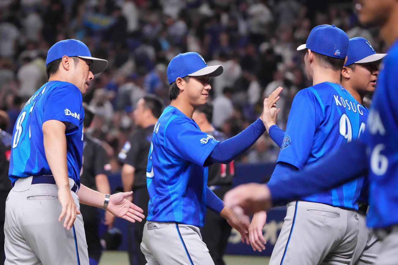 中日対DeNA　試合終了、深沢鳳介（中央）は相川亮二監督らナインとタッチを交わす（撮影・森本幸一）