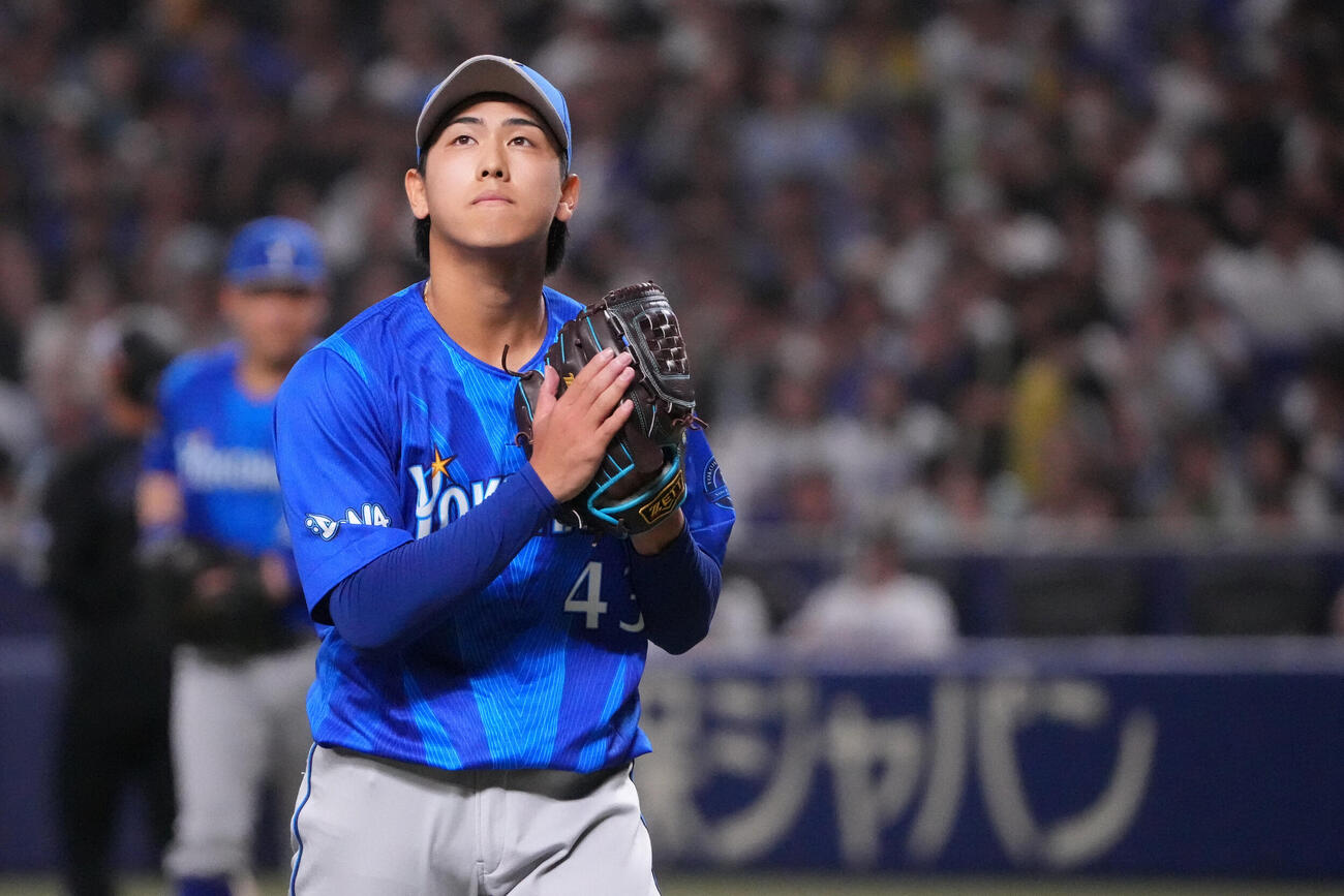 中日対DeNA 2回終了、グラブをたたきながらベンチへ戻るDeNA先発の深沢鳳介（撮影・森本幸一）