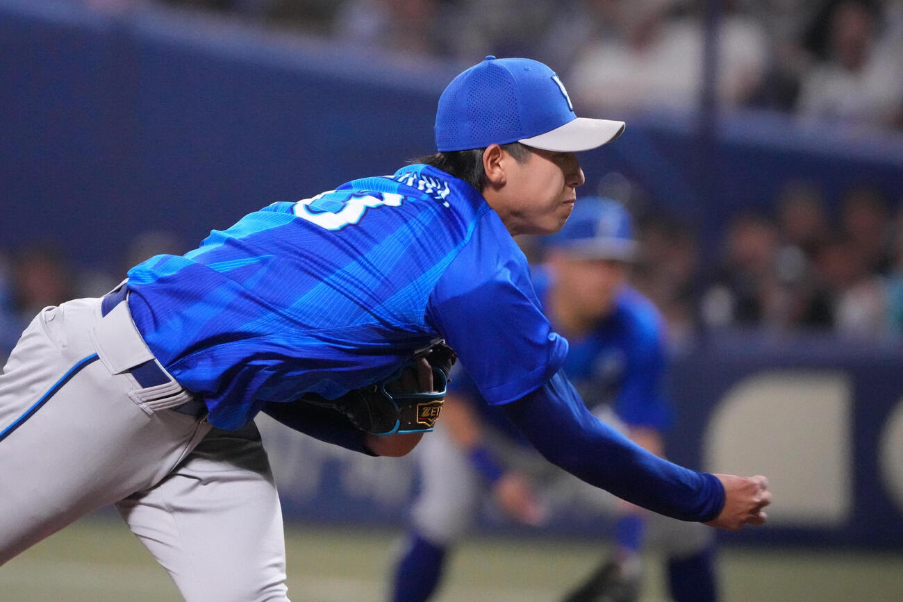 中日対DeNA 3回裏、力投するDeNA先発の深沢鳳介（撮影・森本幸一）