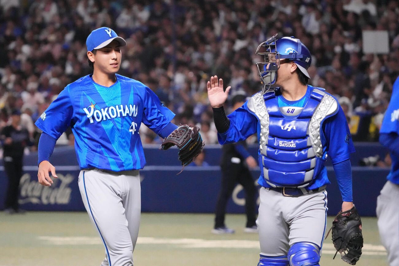 中日対DeNA 3回終了、DeNA先発の深沢鳳介（左）は古市尊と言葉を交わしながらベンチへ戻る（撮影・森本幸一）