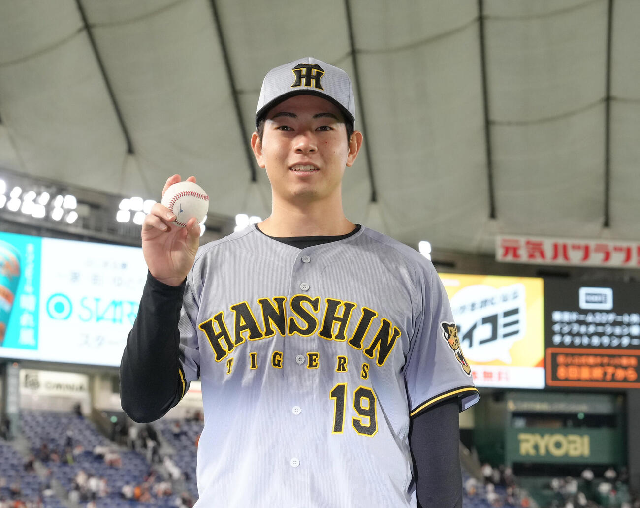 巨人対阪神　プロ初勝利の阪神下村海翔は記念球を手に笑顔（撮影・足立雅史）