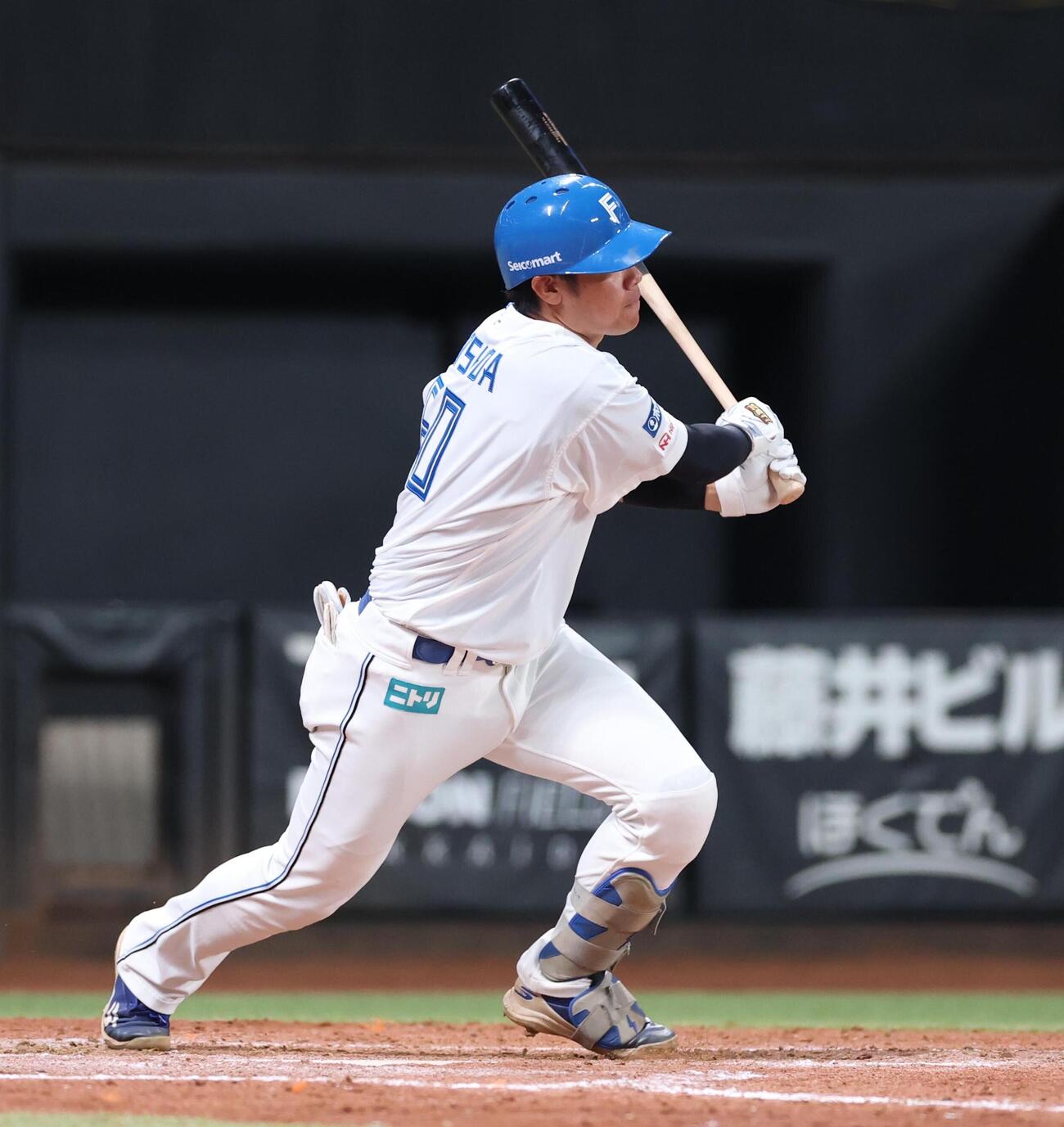 日本ハム対西武　5回裏日本ハム2死満塁、2点適時打を放つ吉田賢吾（撮影・黒川智章）
