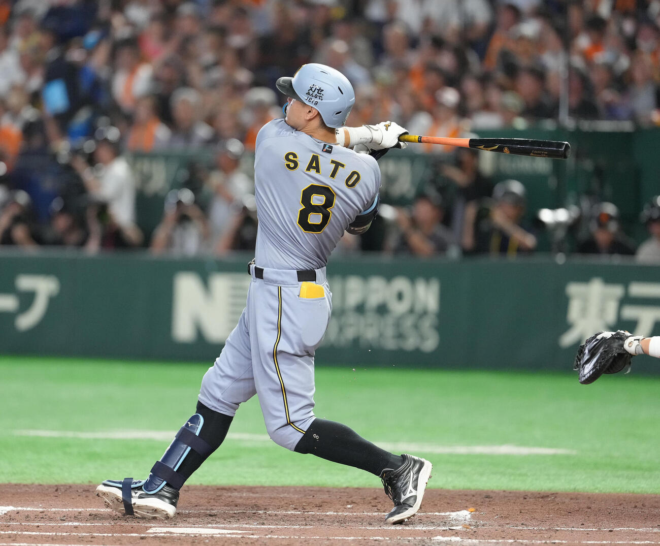 巨人対阪神　4回表巨人無死、佐藤輝明は右越え本塁打を放つ（撮影・足立雅史）