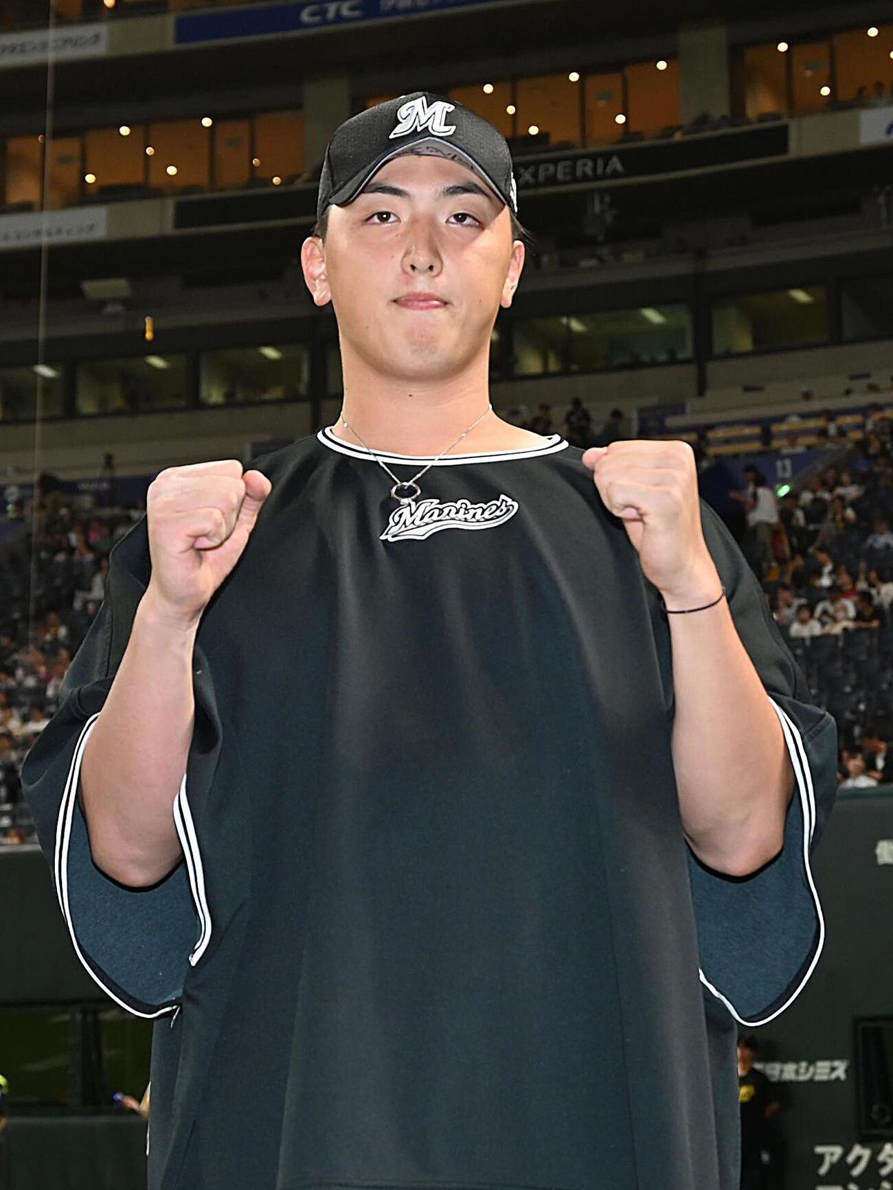 ソフトバンク対ロッテ　ヒーローインタビューを終え、ポーズをとるロッテ田中晴也（撮影・林敢治）