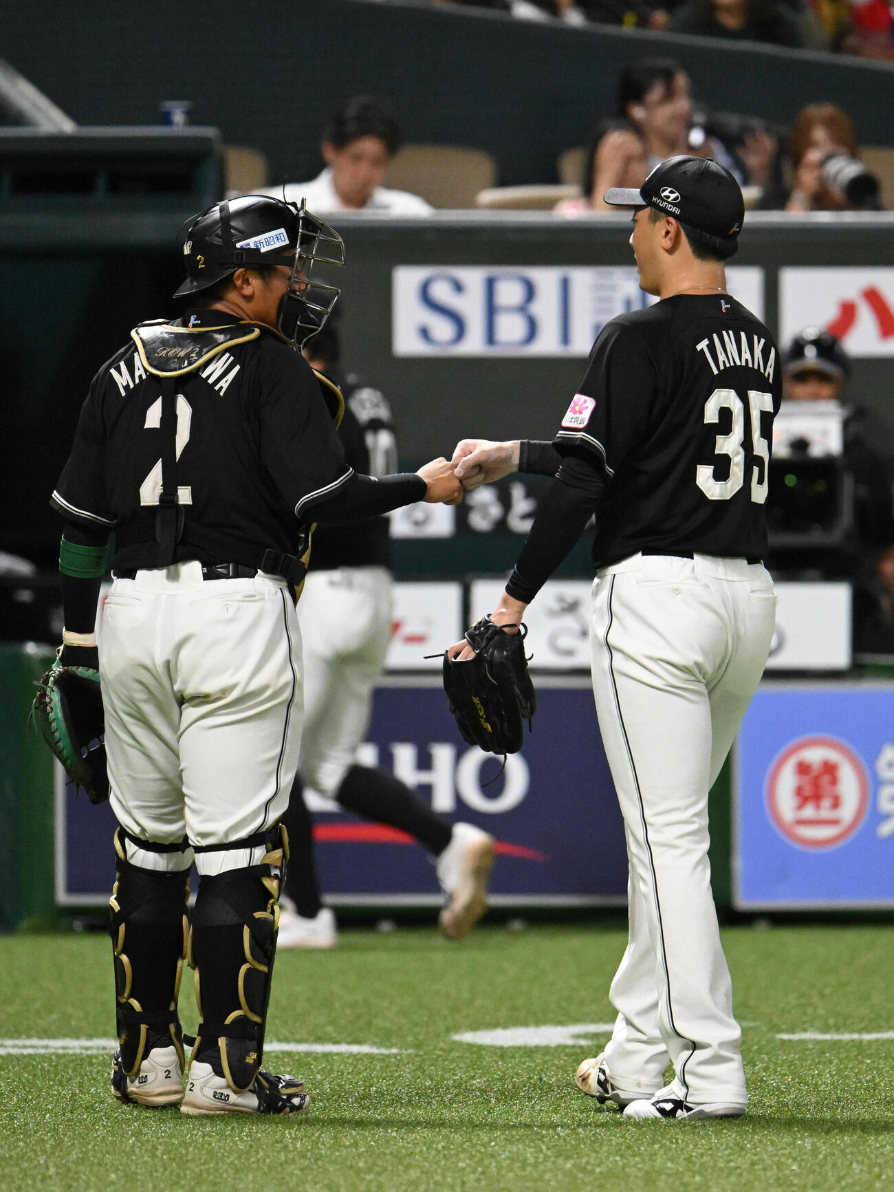 ソフトバンク対ロッテ　4回裏終了後、グータッチを交わす田中晴也（右）と松川虎生（撮影・林敢治）