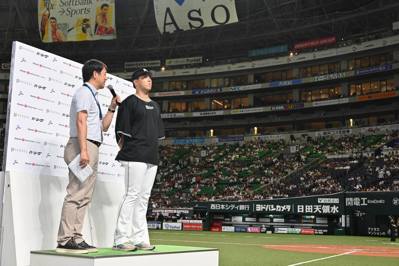 ソフトバンク対ロッテ　ヒーローインタビューに応じるロッテ田中晴也（撮影・林敢治）