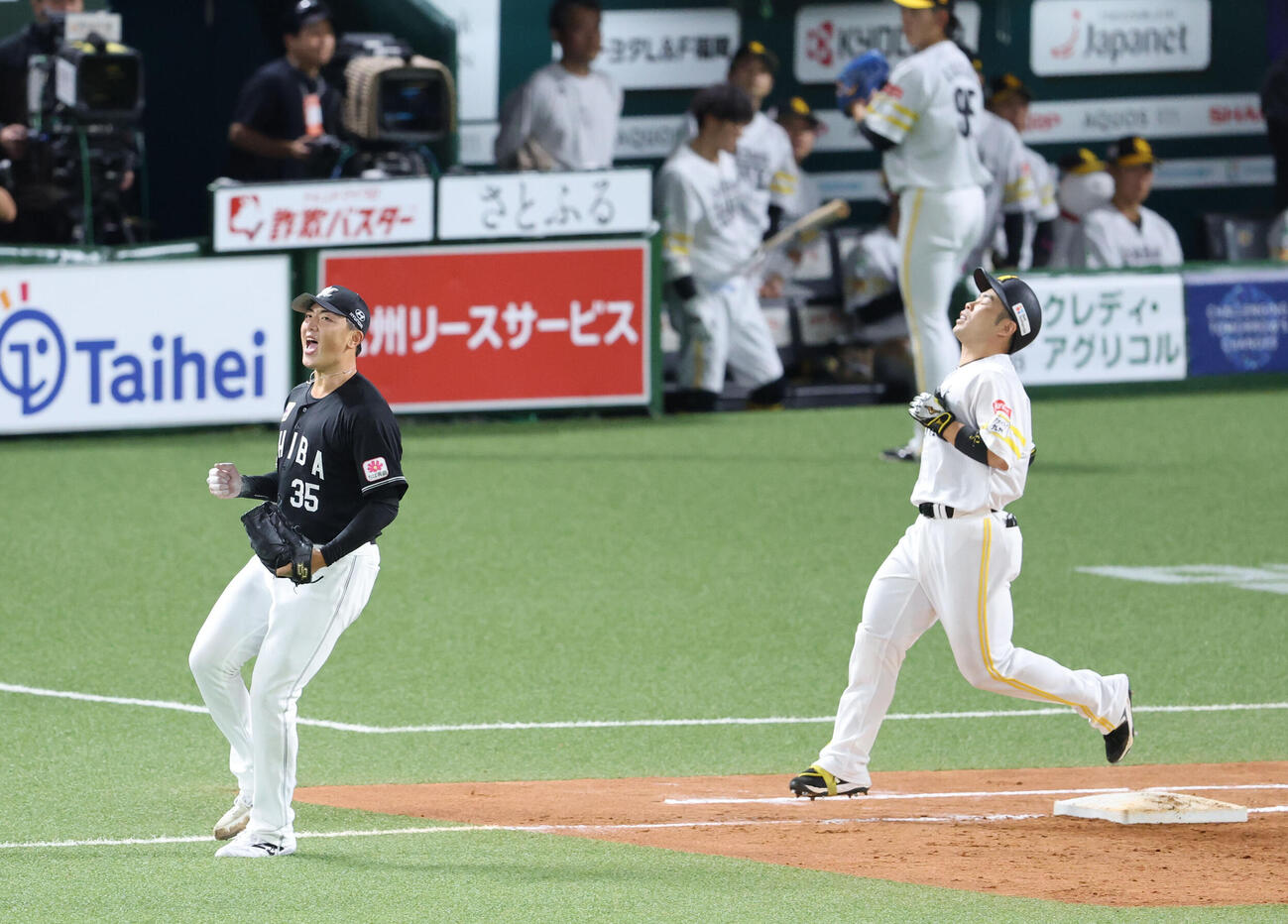 ソフトバンク対ロッテ　3回裏ソフトバンク2死満塁、近藤健介を一ゴロに打ち取った田中晴也はガッツポーズ（撮影・梅根麻紀）
