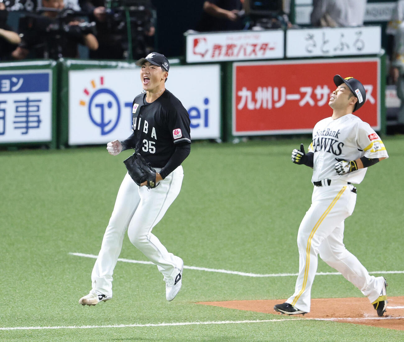 ソフトバンク対ロッテ　3回裏ソフトバンク2死満塁、近藤健介（右）を一ゴロに打ち取った田中晴也はガッツポーズ（撮影・梅根麻紀）