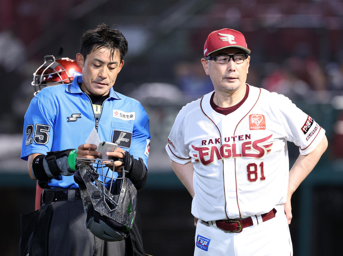 楽天対オリックス　9回表、投手交代を告げる楽天吉井理人監督（撮影・鈴木正人）