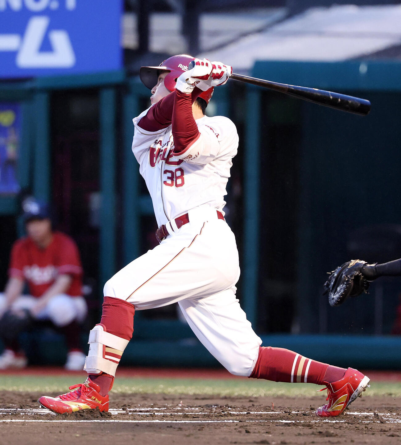 楽天対オリックス　1回裏楽天無死一塁、佐藤直樹は適時二塁打を放つ（撮影・鈴木正人）