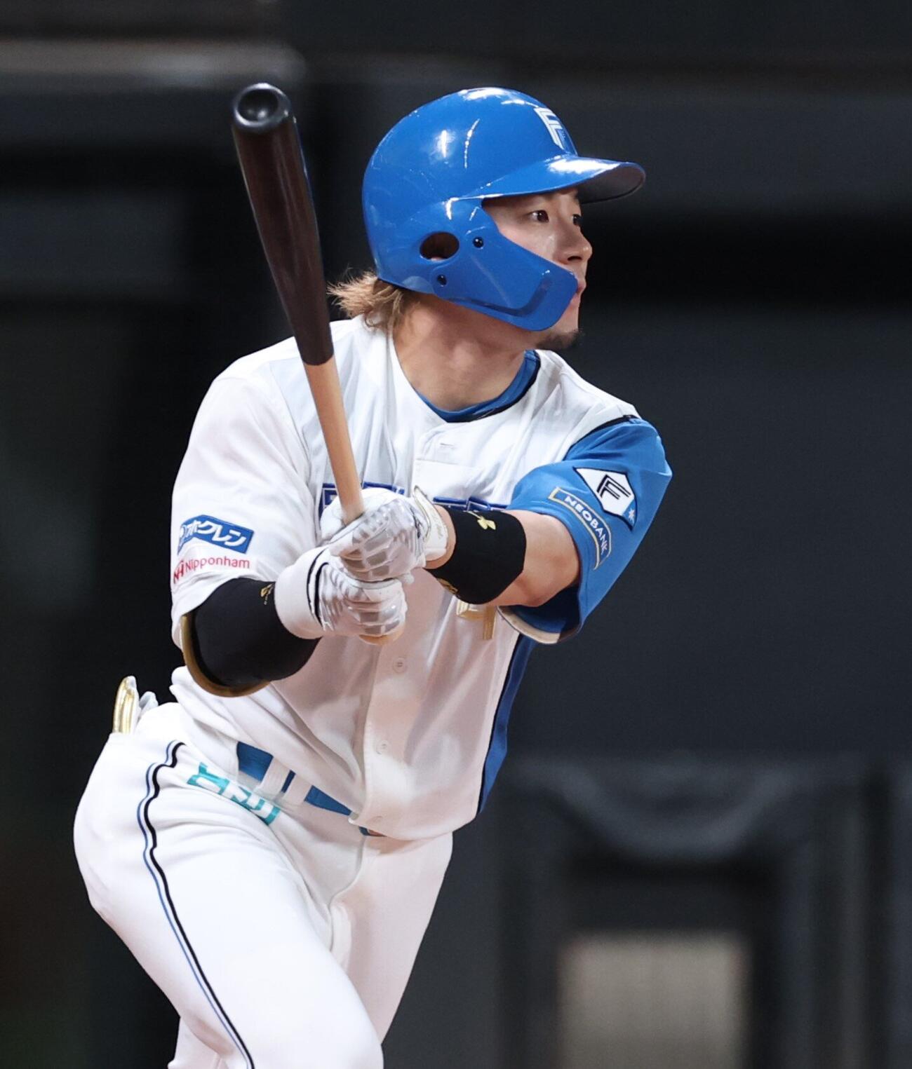 日本ハム対西武　5回裏日本ハム1死満塁、犠飛を放つ水野達稀（撮影・黒川智章）