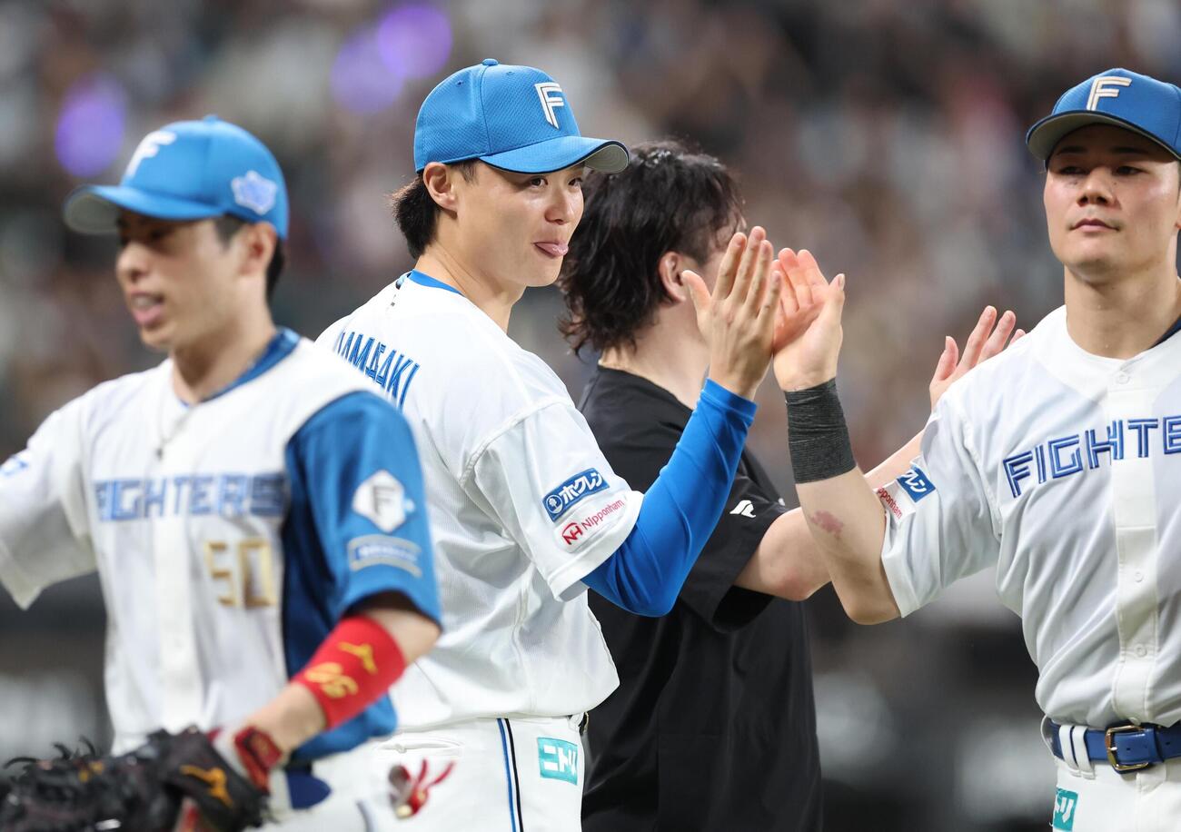日本ハム対西武　試合後、ナインを出迎える山崎福也（撮影・黒川智章）