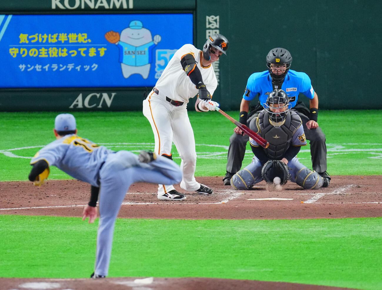 巨人対阪神　4回裏巨人1死一、三塁
、空振り三振に倒れるトレイ・キャベッジ。投手下村海翔（撮影・垰建太）