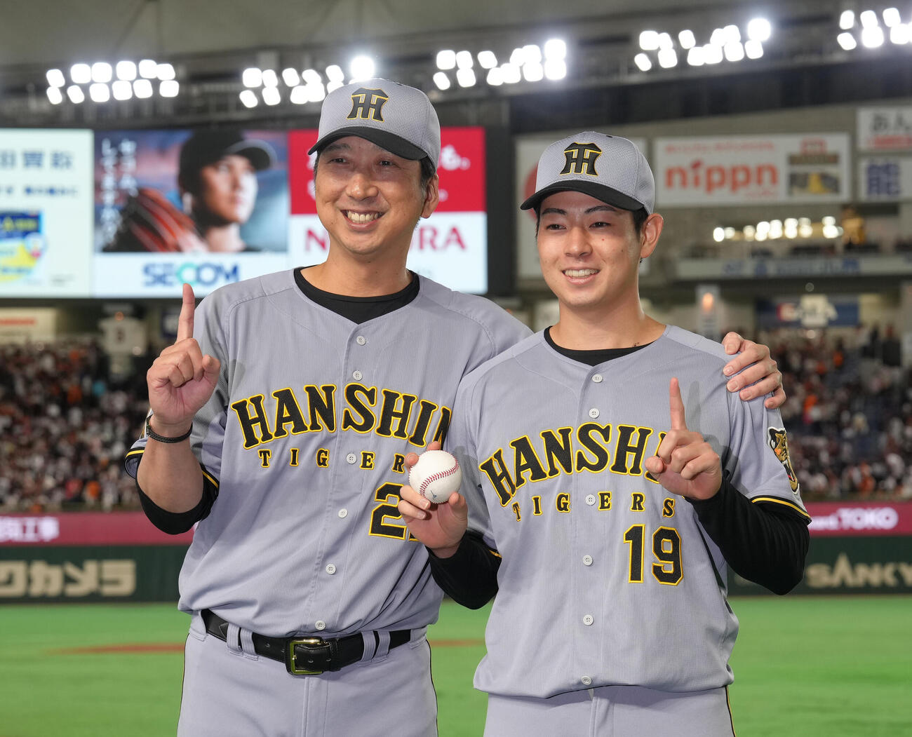 巨人対阪神　プロ初勝利の阪神下村海翔（右）は藤川球児監督と笑顔で記念撮影（撮影・足立雅史）