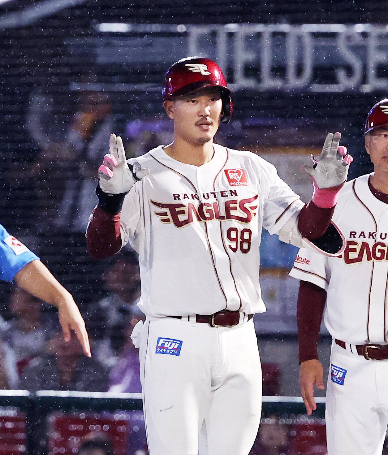楽天対オリックス　4回裏楽天2死、金子京介は左前にプロ初安打を放ちポーズを決める（撮影・鈴木正人）