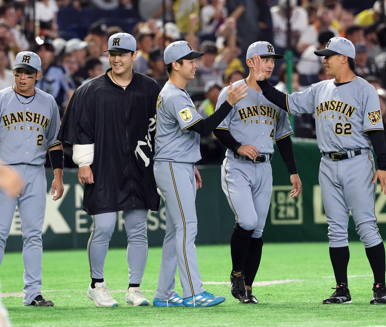 巨人対阪神　プロ初勝利の阪神下村海翔（中央）はナインから称えられる（撮影・浅見桂子）