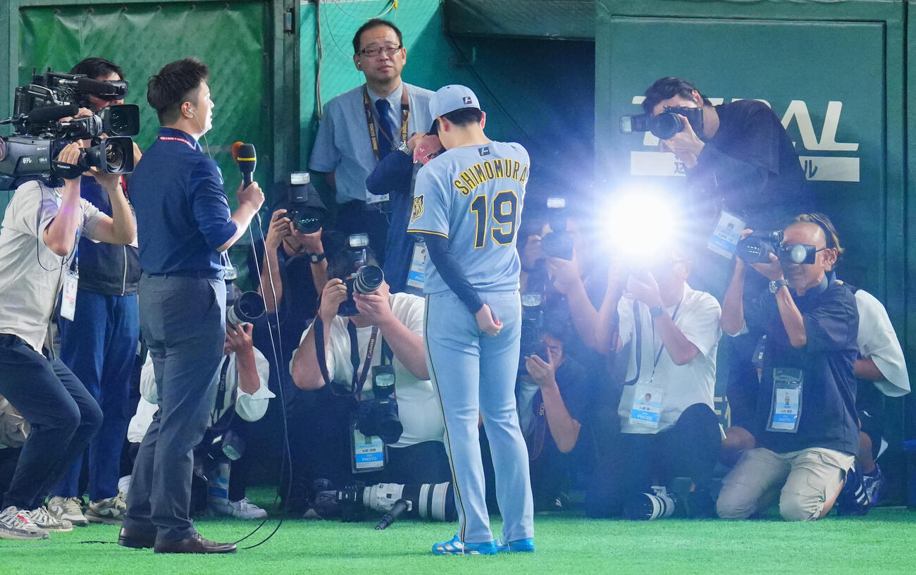 巨人対阪神　初勝利の阪神下村海翔はヒーローインタビューで感極まる（撮影・垰建太）