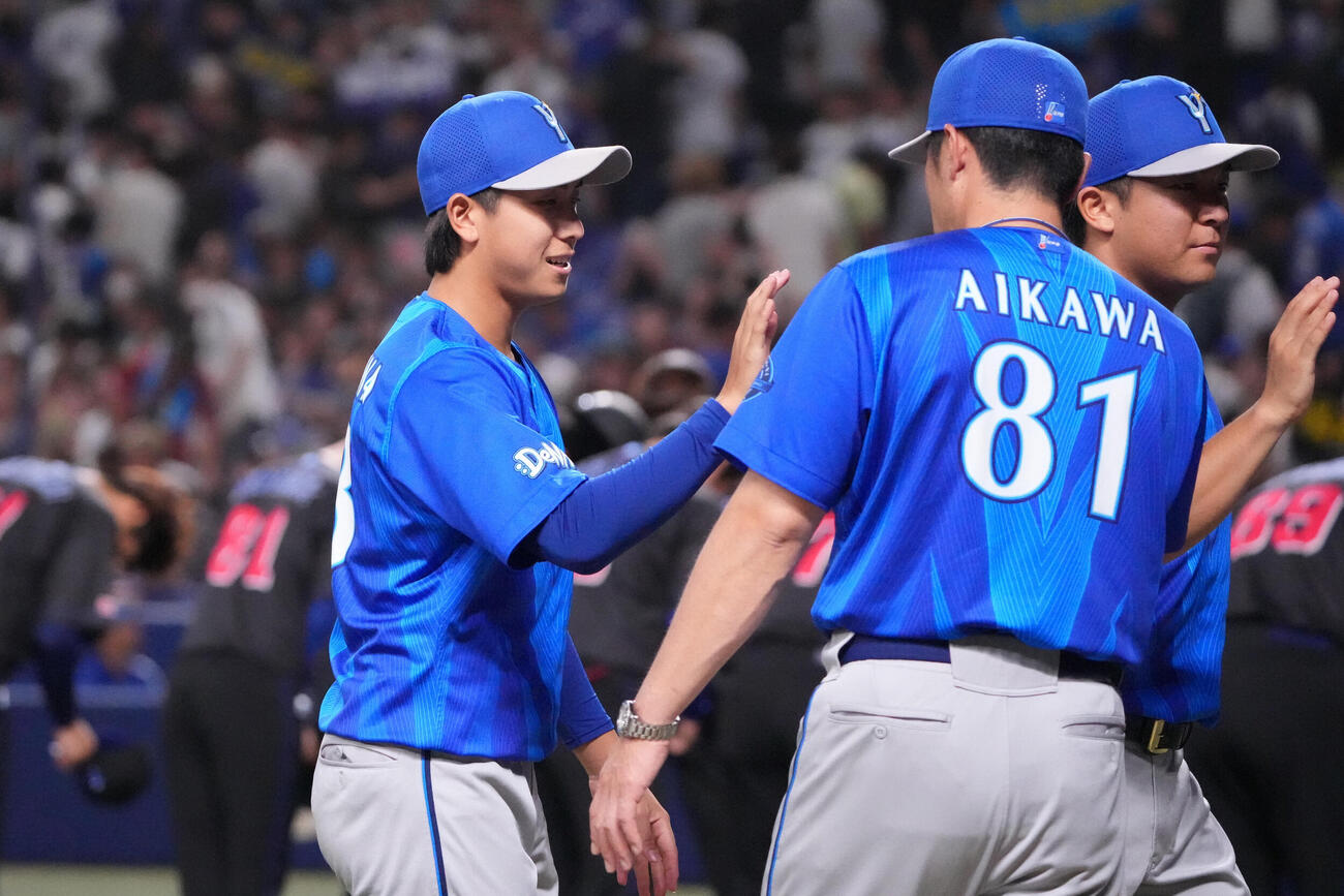 中日対DeNA　試合終了、深沢鳳介（左）は相川亮二監督らナインとタッチを交わす（撮影・森本幸一）