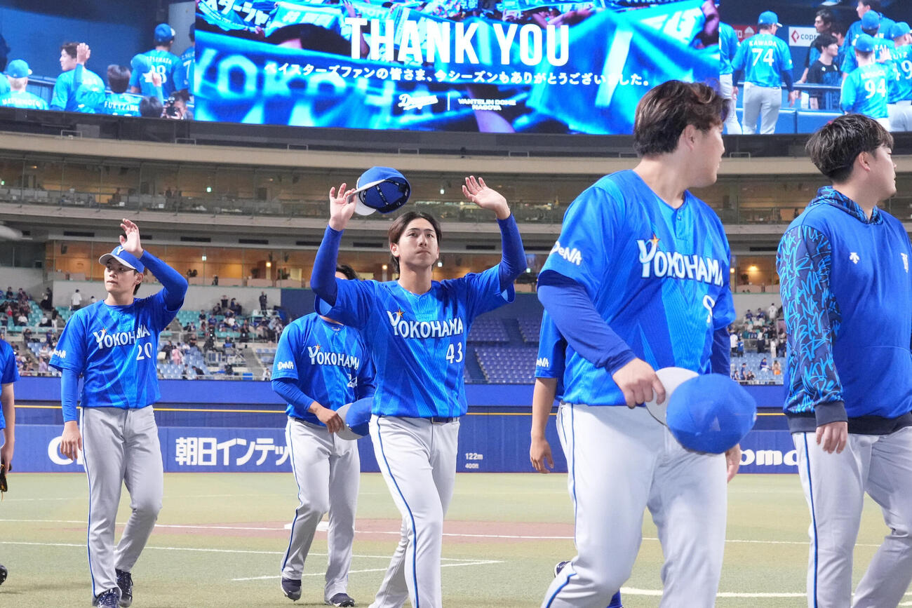 中日対DeNA DeNA深沢鳳介（中央）はスタンドの声援に応える（撮影・森本幸一）