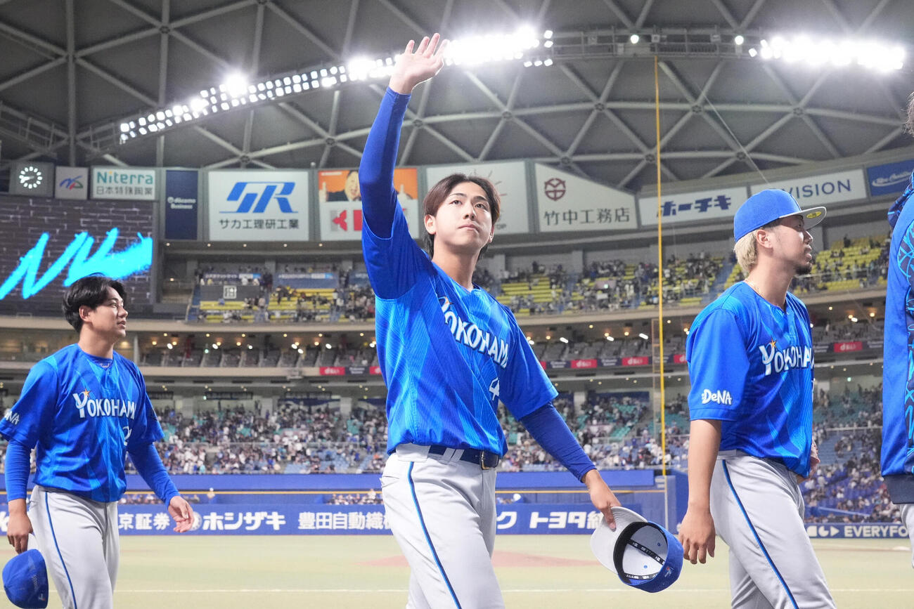 中日対DeNA　深沢鳳介（中央）はスタンドの声援に応える（撮影・森本幸一）