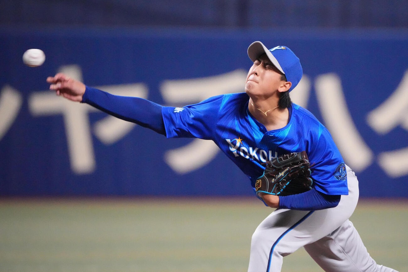 中日対DeNA 5回裏、力投するDeNA先発の深沢鳳介（撮影・森本幸一）